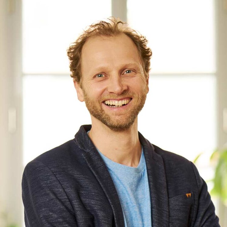 Psychotherapeut in Linz, Richard Stark Portrait von Psychotherapeut Richard Stark in hellblauem Shirt und dunkelblauen Sakko