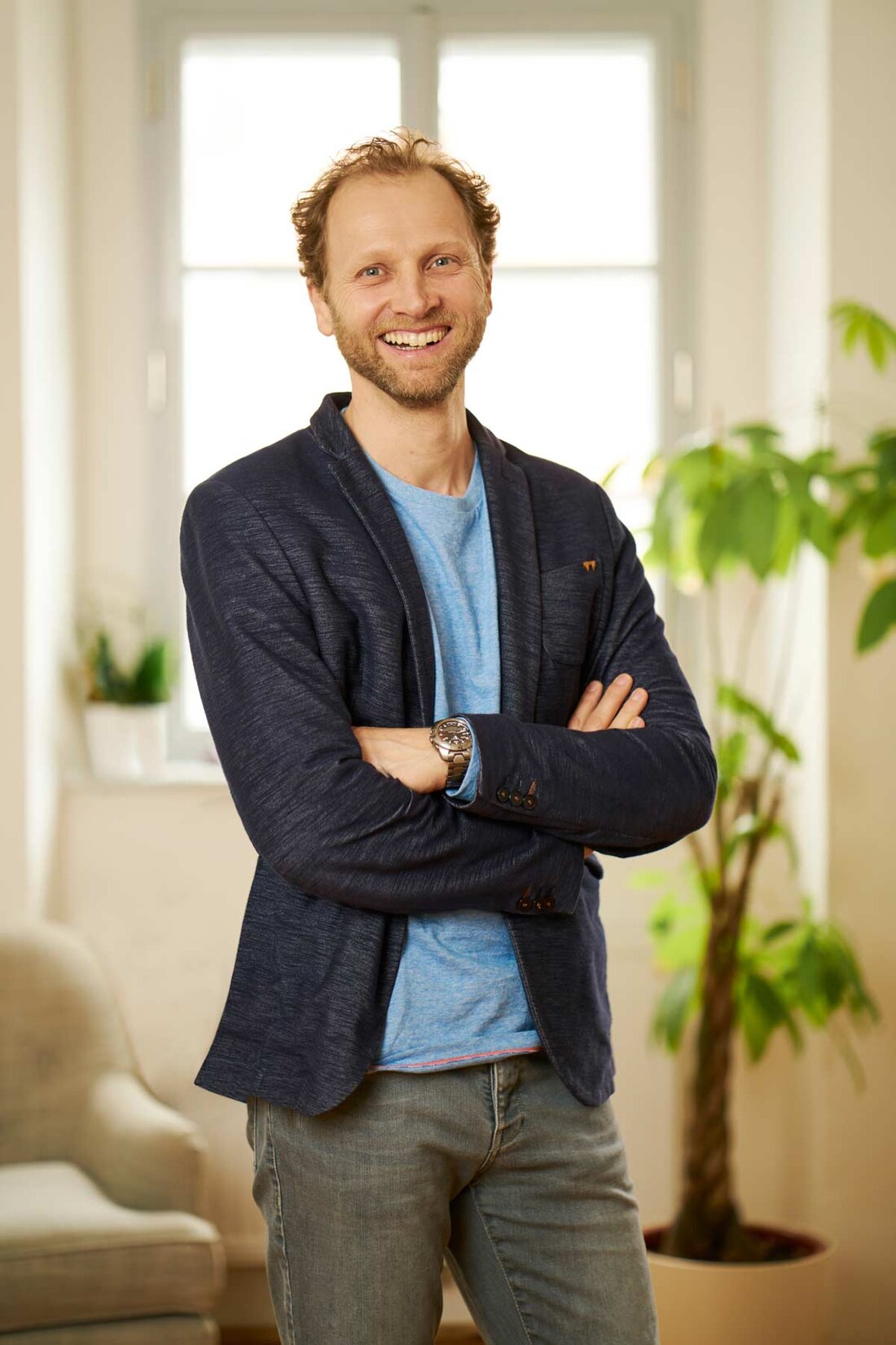 Psychotherapeut in Linz, Richard Stark Portrait von Psychotherapeut Richard Stark in hellblauem Shirt und dunkelblauen Sakko