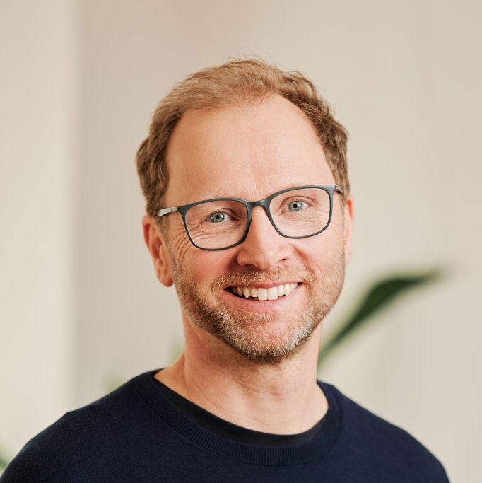 Portrait von Psychotherapeut Richard Stark in hellblauem Shirt und dunkelblauen Sakko