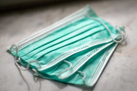 Psychotherapie-Einheiten während Corona Nahaufnahmen von 3 Mund-Nasen-Schutzmasken in grün