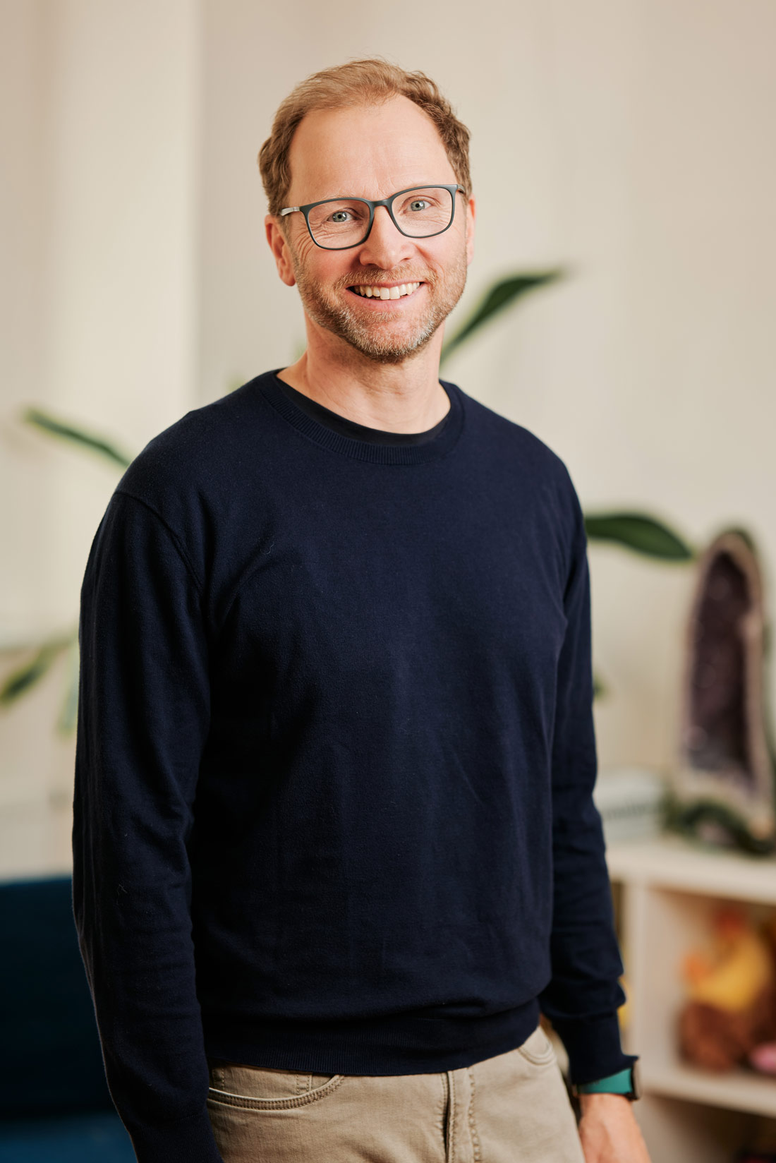 Portrait von Psychotherapeut Richard Stark in hellblauem Shirt und dunkelblauen Sakko